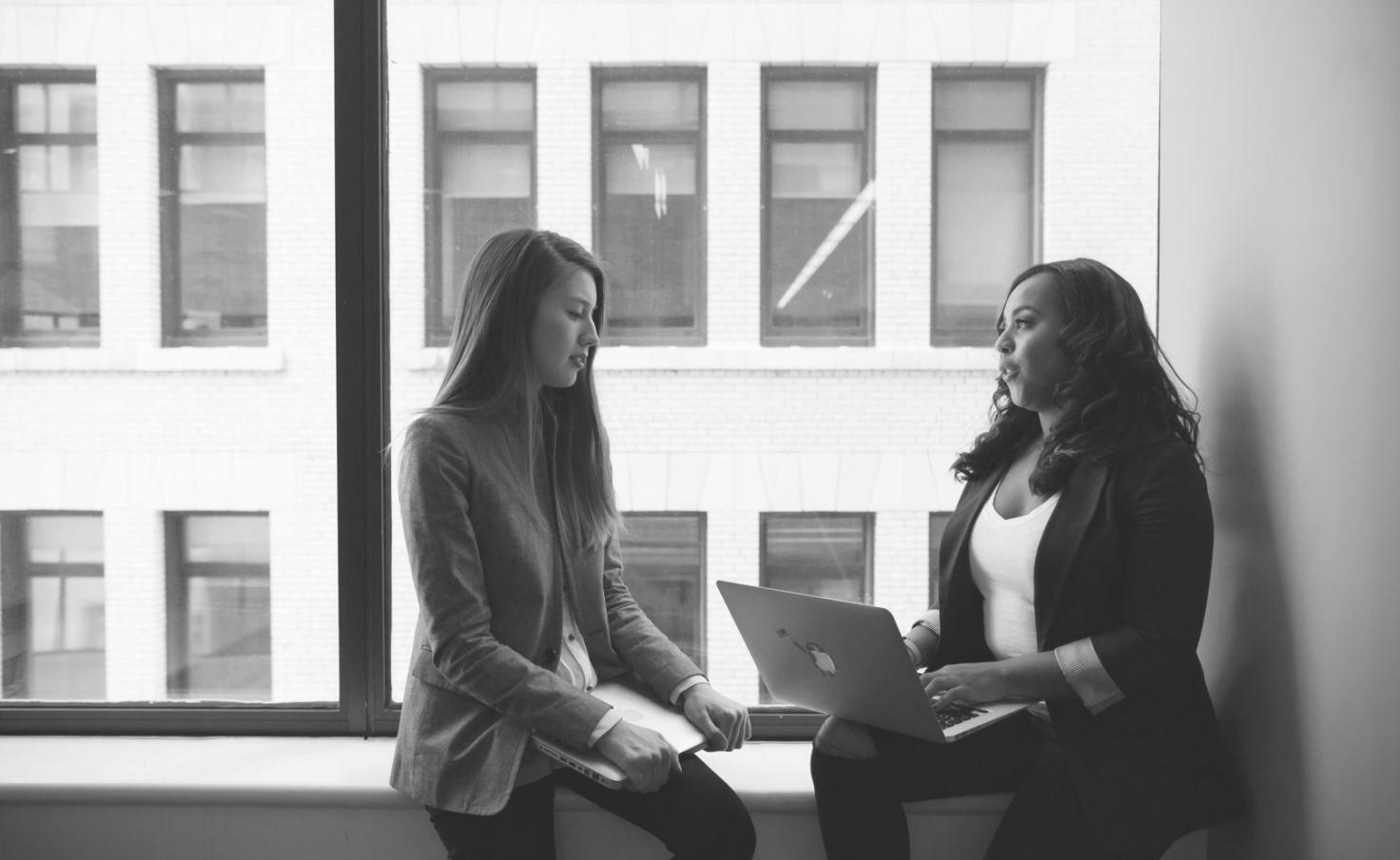 Bureau moderne avec documents financiers et ordinateur portable