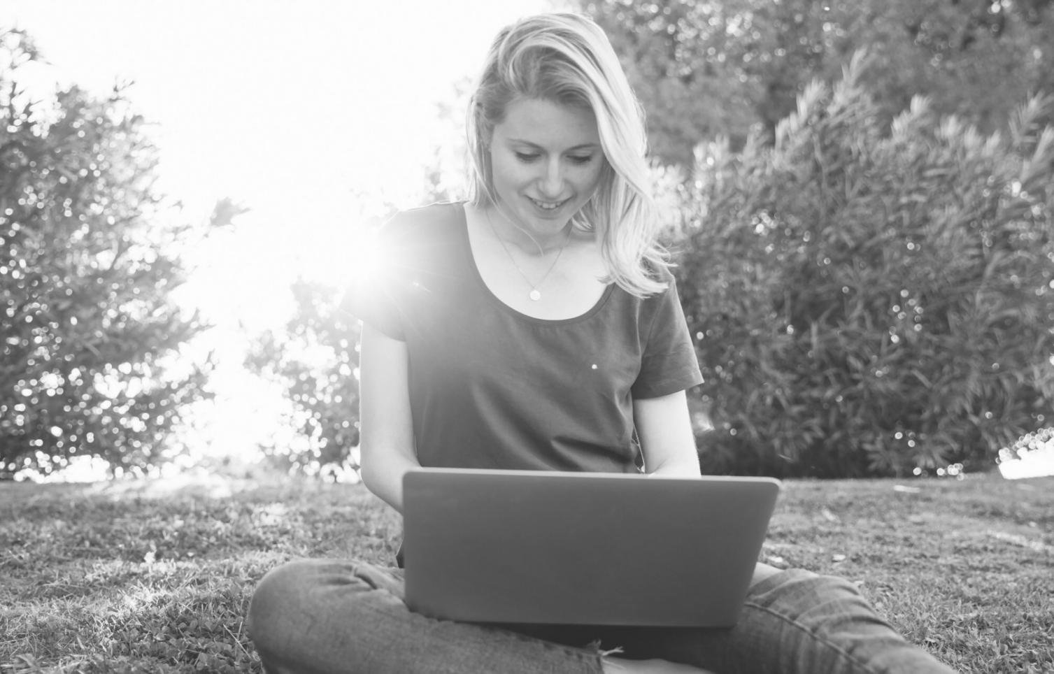 Équipe travaillant sur des stratégies personnalisées